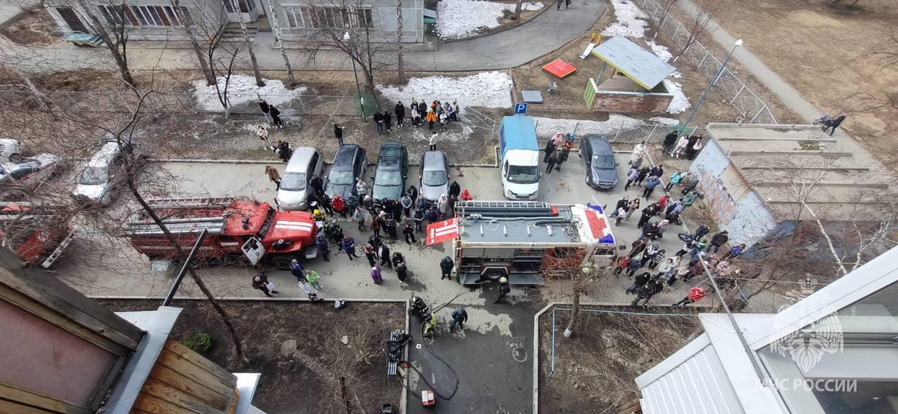 Фото В Новосибирске сгорела дотла квартира в многоэтажном доме на улице Зорге 3